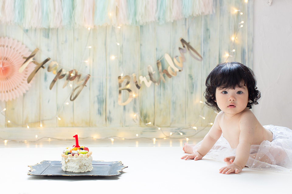 スマッシュ撮影をする女の子の赤ちゃん