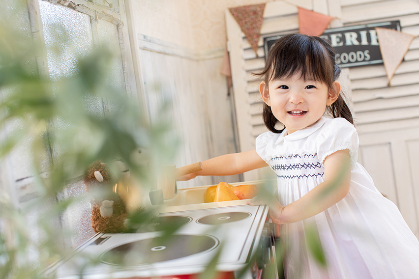 上目遣いのワンピースの女の子