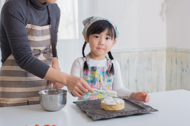 スマッシュケーキを作る女の子