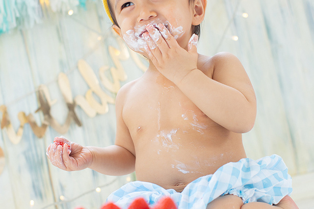 ニコニコする男の子のスマッシュ