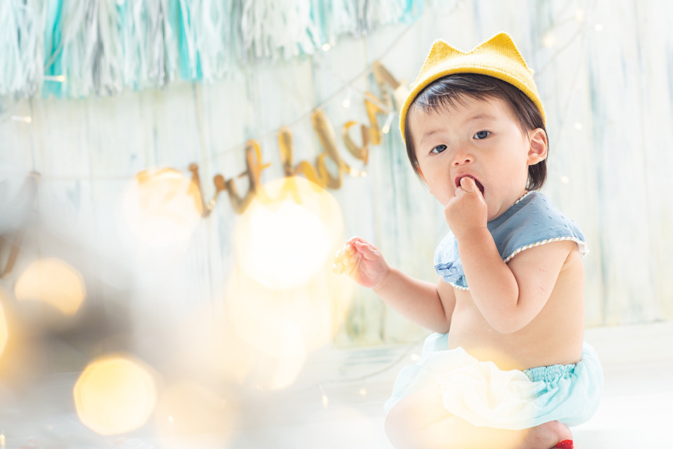 スマッシュする赤ちゃん